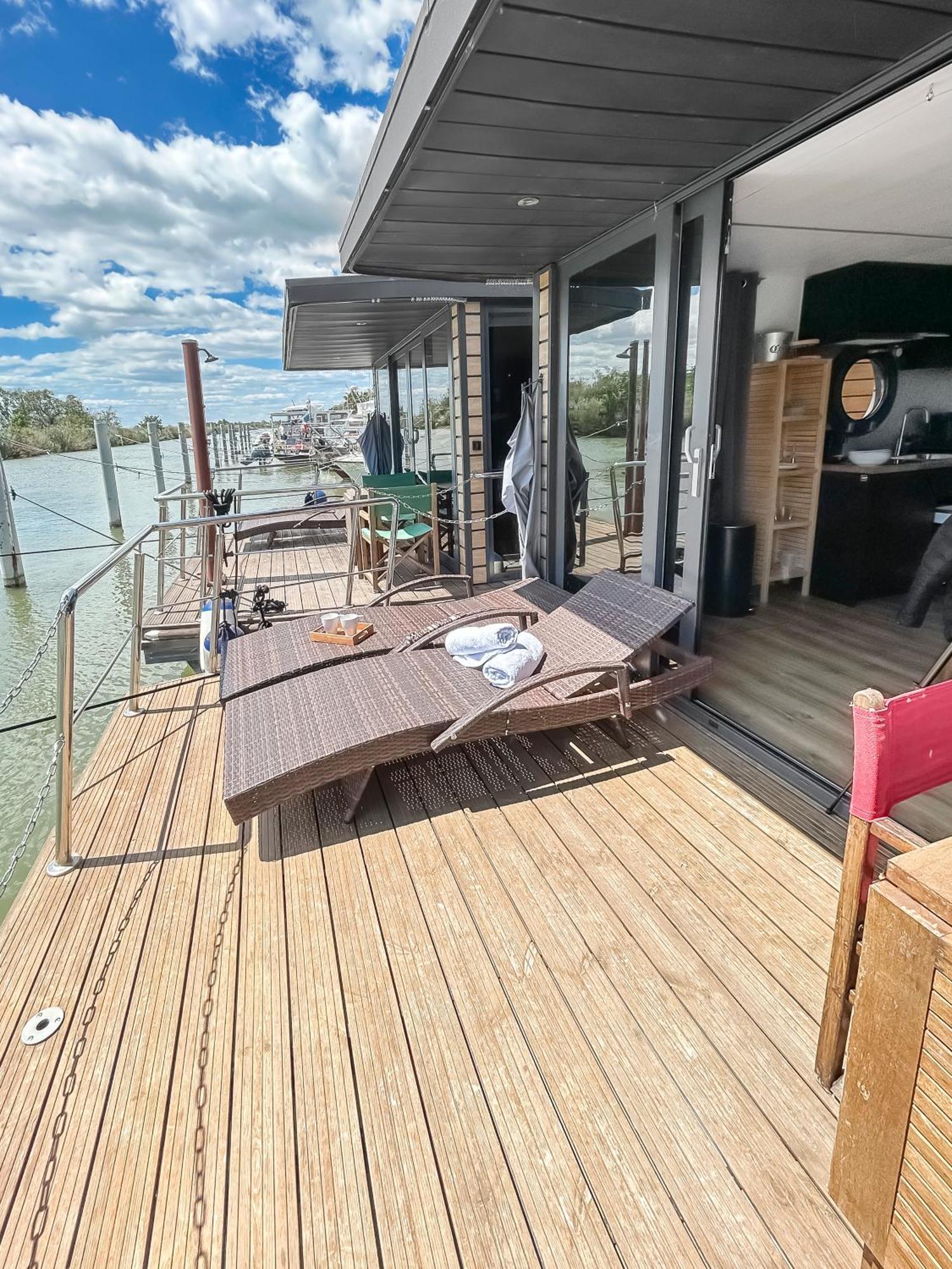 Sejour Unique Sur Un Bateau "Marius" Hotel Vauvert Exterior foto